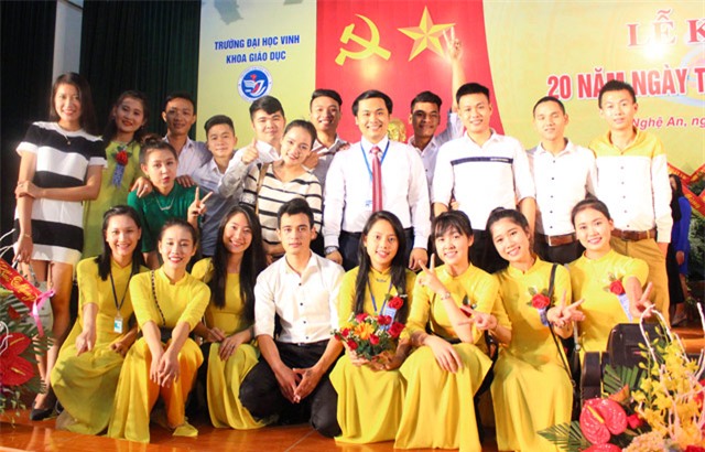 thay giao tre voi loat loi phe cuc ngau, sinh vien ngong doc nhan xet hon diem so - 7