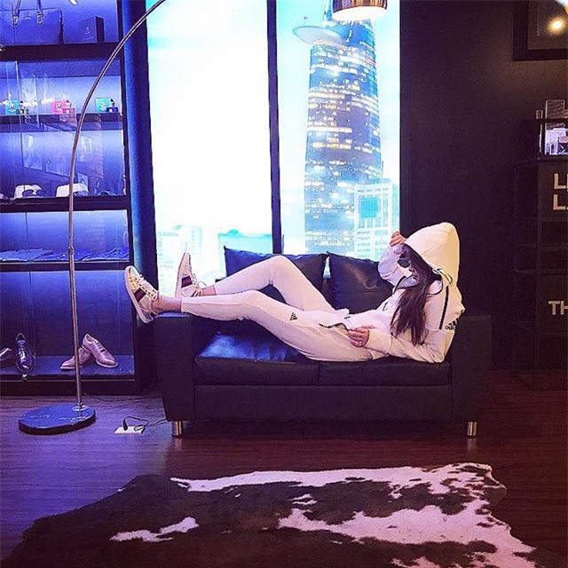 Kỳ Duyên, Ngọc Trinh rủ nhau diện đồ trễ nải trong street style tuần này - Ảnh 1.