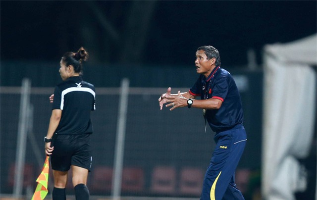 HLV Mai Đức Chung hạnh phúc với tấm HCV bóng đá nữ SEA Games 29