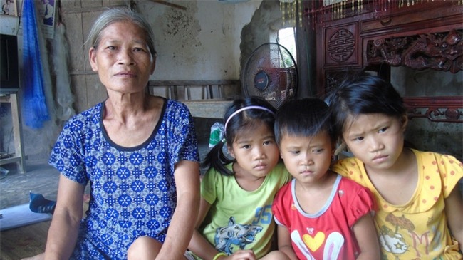 Mẹ mải mê chạy theo tình mới bỏ mặc 3 con thơ ngày ngày ra ngõ gào khóc ngóng trông mẹ - Ảnh 1.