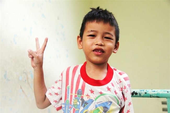 Hai bé trai 4 và 5 tuổi nghi bị mẹ bỏ rơi dưới chân cầu: Nửa đêm tỉnh giấc khóc đòi mẹ - Ảnh 3.