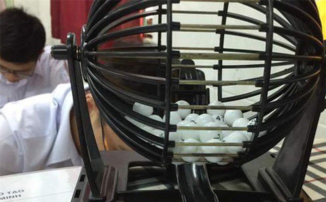 Lớp học thót tim nhất Sài Gòn: Quay xổ số để gọi học sinh kiểm tra miệng