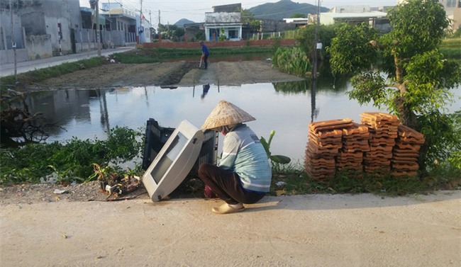Uất ức vì U22 thua trận, nam thanh niên vác TV ném thẳng xuống ao - Ảnh 3.