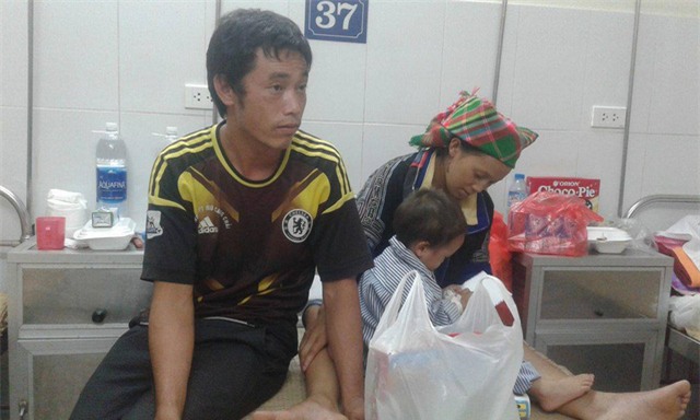 Nhói lòng hình ảnh cậu bé 3 tuổi người Mông vừa bị lũ cuốn mất nhà lại có nguy cơ mù mắt - Ảnh 1.