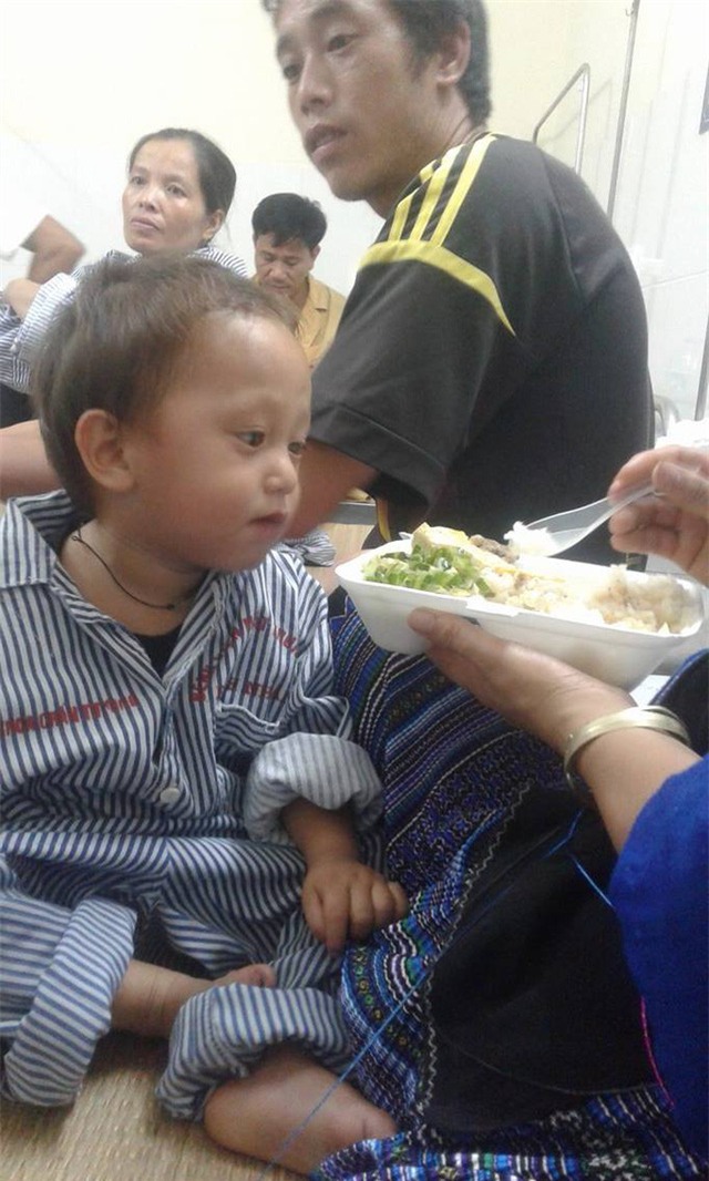 Nhói lòng hình ảnh cậu bé 3 tuổi người Mông vừa bị lũ cuốn mất nhà lại có nguy cơ mù mắt - Ảnh 4.