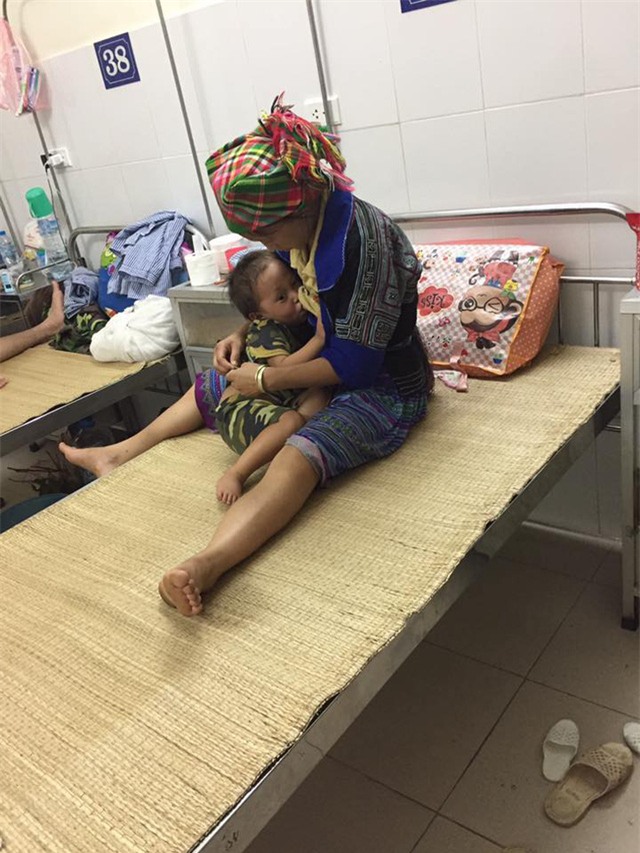 Nhói lòng hình ảnh cậu bé 3 tuổi người Mông vừa bị lũ cuốn mất nhà lại có nguy cơ mù mắt - Ảnh 5.