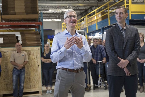 Đây có phải là chiếc iPhone 8 từ túi quần ông Tim Cook? - Ảnh 1.