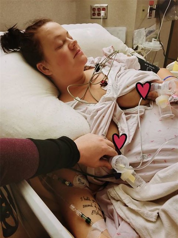 Kiệt sức sau phẫu thuật thay gan, lại nhận tin một đứa con vừa mất, bà đẻ này vẫn kiên trì hút sữa vì một lý do - Ảnh 1.