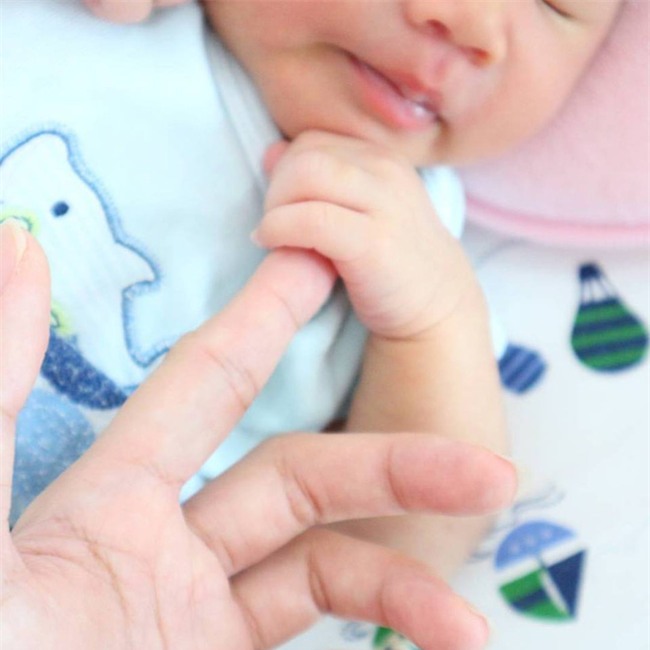 Bé gái 2 tháng tuổi tử vong khi ngủ cùng mẹ - thêm lời cảnh báo về hội chứng đột tử ở trẻ sơ sinh - Ảnh 1.