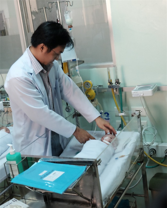 Bé gái mang khối u quái dị trông như có 2 đầu bị mẹ bỏ rơi khi đưa đến bệnh viện một ngày - Ảnh 3.