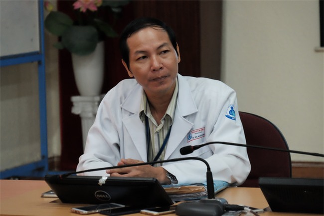 Bé gái mang khối u quái dị trông như có 2 đầu bị mẹ bỏ rơi khi đưa đến bệnh viện một ngày - Ảnh 5.