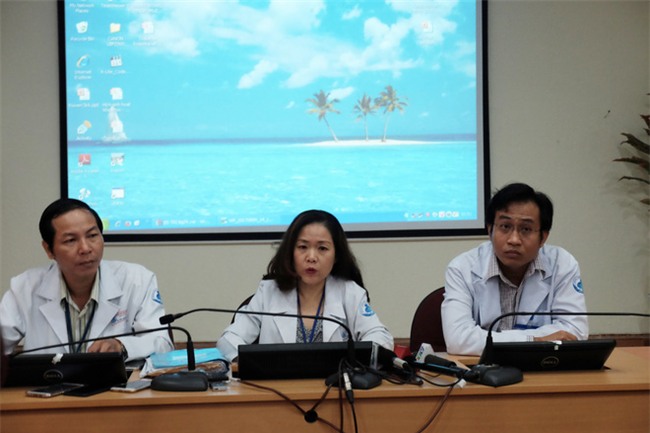 Bé gái mang khối u quái dị trông như có 2 đầu bị mẹ bỏ rơi khi đưa đến bệnh viện một ngày - Ảnh 6.