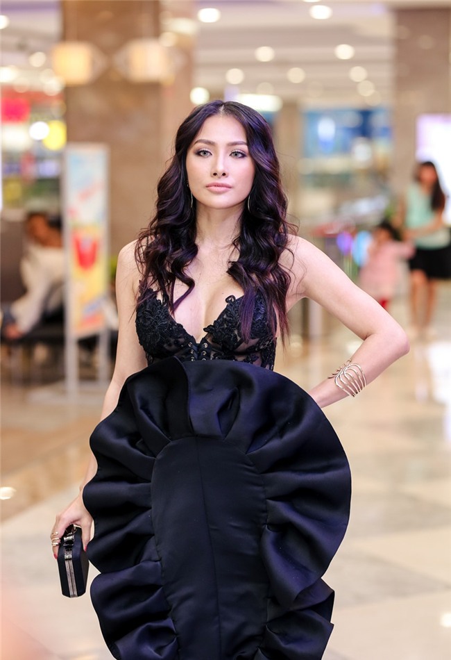 Phi Thanh Vân khoe vòng 1 ngồn ngộn, Mlee mặc váy vóc rườm rà lọt top sao xấu tuần này-2