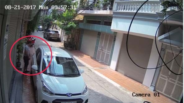 Sáng kiểm tra camera an ninh, chủ nhà đỏ mặt vì hành động của tài xế ô tô - Ảnh 1.
