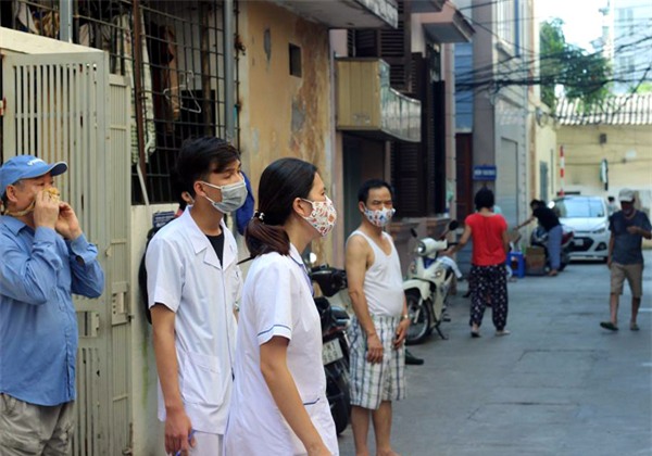 Hà Nội: Nữ cán bộ Y tế đi phun thuốc phòng chống SXH bị dân đánh rách miệng - Ảnh 1.