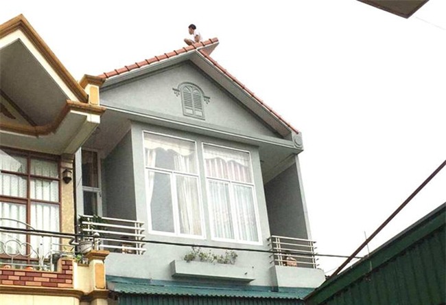 Nguoi dan ong tu vong sau 8 gio co thu tren noc nha nem gach da hinh anh 1