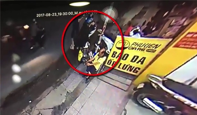 clip: nhom doi tuong dan canh, trom xe cuc bai ban ngay giua pho hinh anh 1