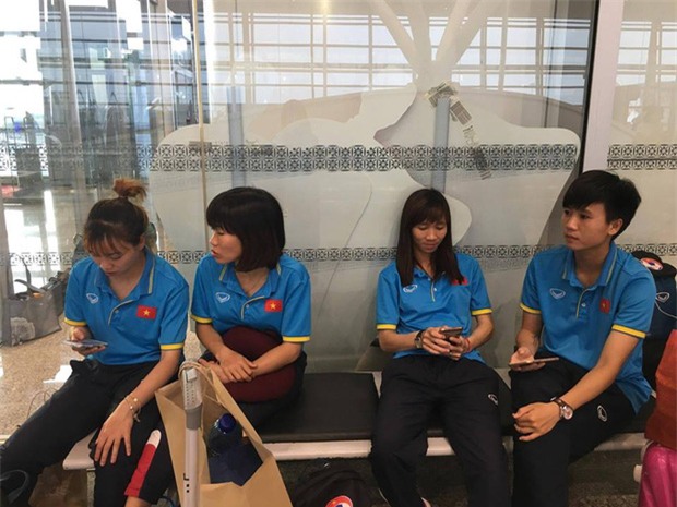 Quá ít người hâm mộ chào đón đội tuyển nữ Việt Nam về nước - Ảnh 1.