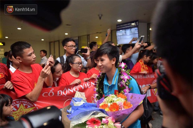 Quá ít người hâm mộ chào đón đội tuyển nữ Việt Nam về nước - Ảnh 10.