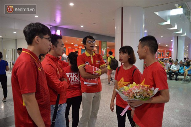 Quá ít người hâm mộ chào đón đội tuyển nữ Việt Nam về nước - Ảnh 2.
