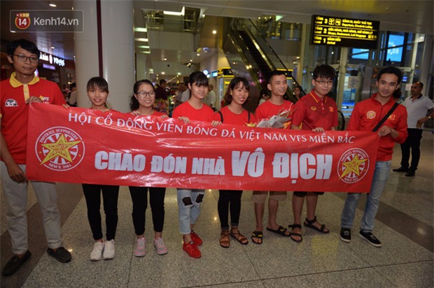 Quá ít người hâm mộ chào đón đội tuyển nữ Việt Nam về nước - Ảnh 3.