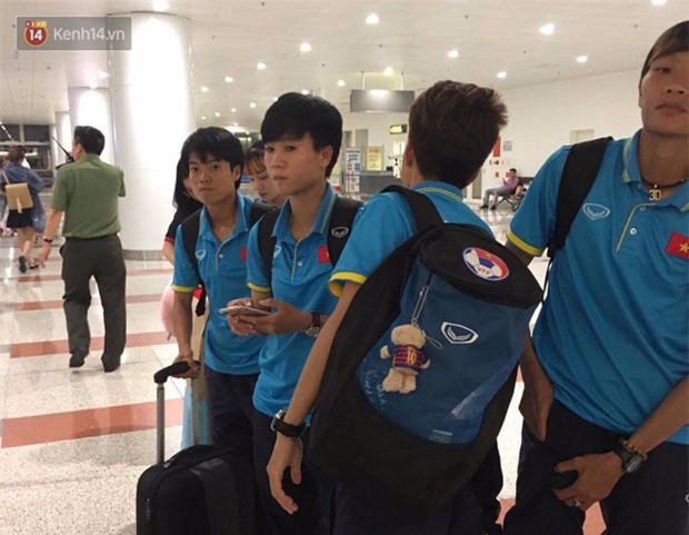 Quá ít người hâm mộ chào đón đội tuyển nữ Việt Nam về nước - Ảnh 6.