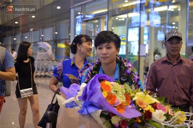 Quá ít người hâm mộ chào đón đội tuyển nữ Việt Nam về nước - Ảnh 9.