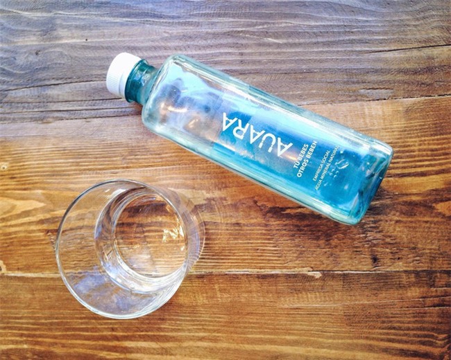 Cô gái này đã sử dụng chai nước rỗng để làm săn chắc da và đây chính là kết quả thực tế - Ảnh 7.