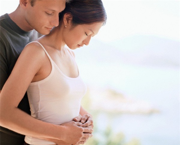 Đau lòng khi thấy tấm ảnh khác phía sau ảnh cưới của hai vợ chồng - Ảnh 1.