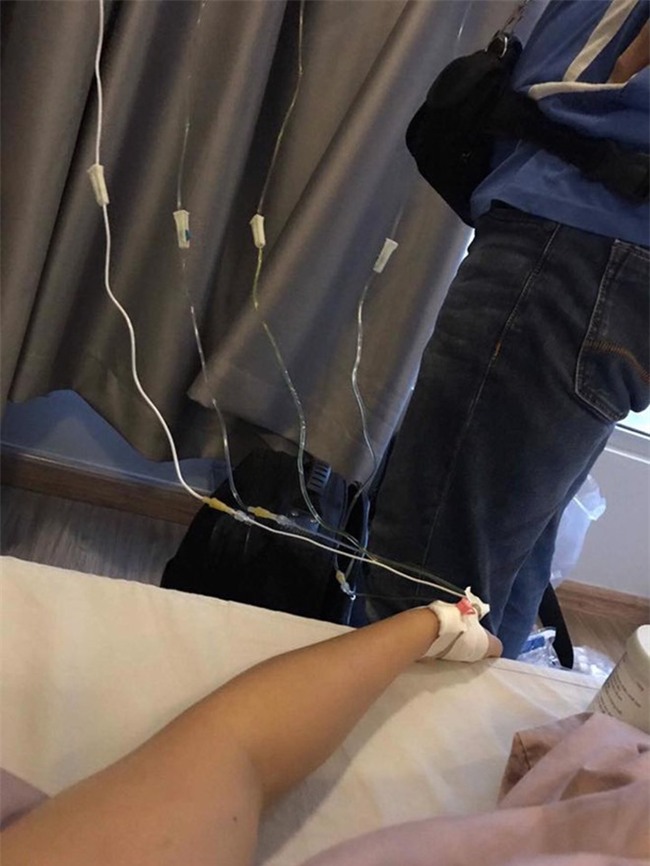 bich phuong khien nguoi ham mo lo lang khi phai nhap vien, truyen 4 chai nuoc bien - 1