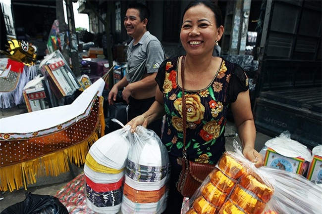 "Xế hộp, iphone" ế ẩm, thời trang địa phủ thăng hoa tháng "cô hồn" - 7