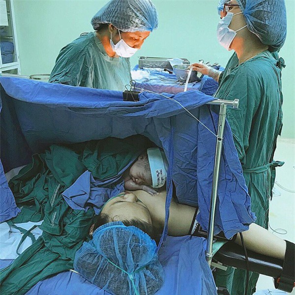 ca sinh mo "vui thi co vui nhung dau thau troi, nam khoc tu tu" cua me tre 9x - 5