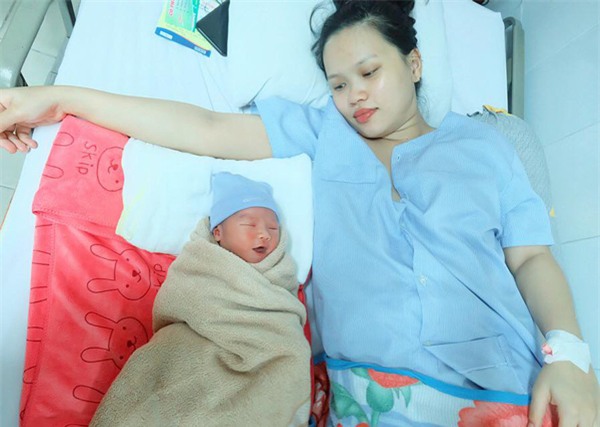 ca sinh mo "vui thi co vui nhung dau thau troi, nam khoc tu tu" cua me tre 9x - 6