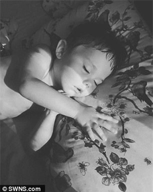 Bị hàng xóm mắng không biết dạy con, mẹ trẻ đau lòng tiết lộ sự thật về con trai mình - Ảnh 2.