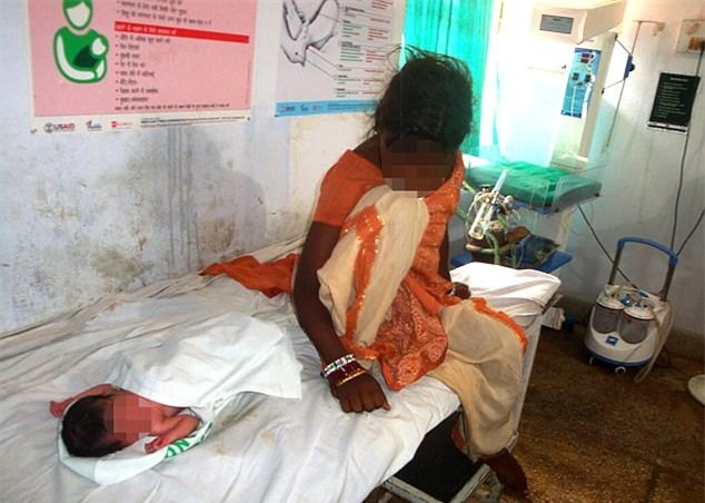 Sự thật phẫn nộ sau hình ảnh thiếu nữ 17 tuổi sinh con ngoài đường, người đẫm máu, cách trung tâm y tế chỉ 30m - Ảnh 2.