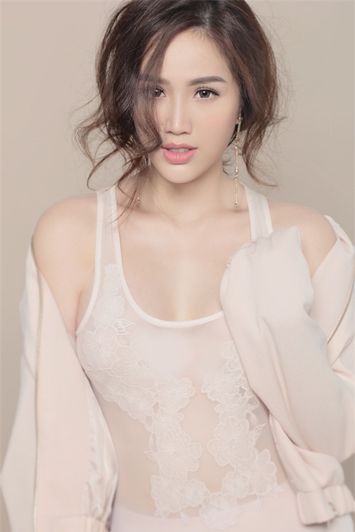 Mỹ nhân Vbiz cùng tuổi, ai xinh đẹp và trẻ trung hơn? - Ảnh 21.