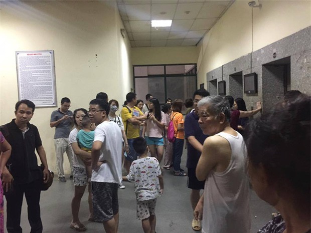 Hà Nội: Người già, trẻ em chung cư Cầu Giấy hoảng loạn vì chập điện gây cháy giữa đêm khuya - Ảnh 2.