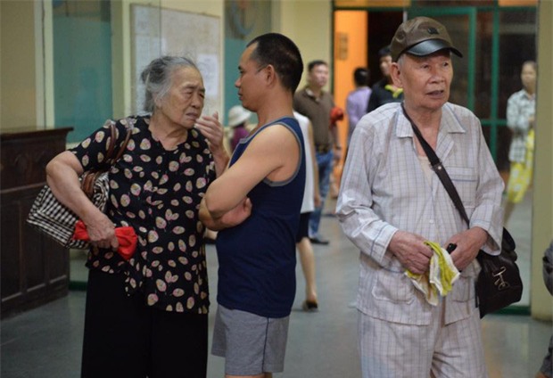 Hà Nội: Người già, trẻ em chung cư Cầu Giấy hoảng loạn vì chập điện gây cháy giữa đêm khuya - Ảnh 3.