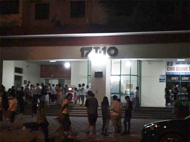 Hà Nội: Người già, trẻ em chung cư Cầu Giấy hoảng loạn vì chập điện gây cháy giữa đêm khuya - Ảnh 7.