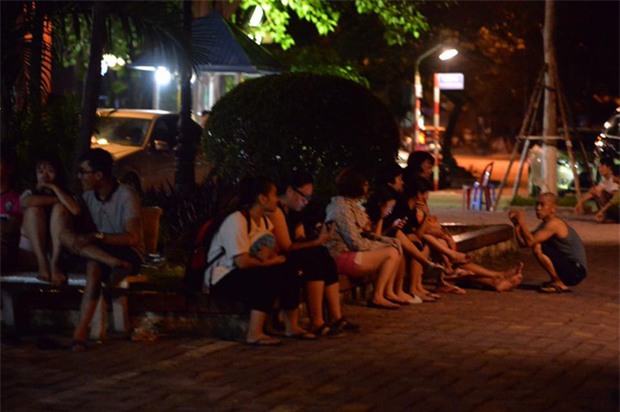 Hà Nội: Người già, trẻ em chung cư Cầu Giấy hoảng loạn vì chập điện gây cháy giữa đêm khuya - Ảnh 8.