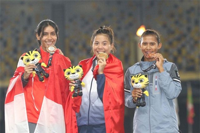 Nguyễn Thị Huyền (giữa) đã có một kỳ SEA Games xuất sắc