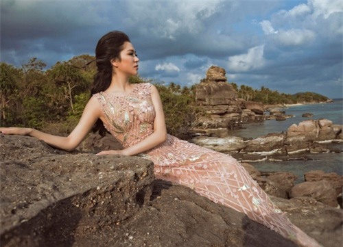 Nguyễn Thị Huyền, hoa hậu, làng sao