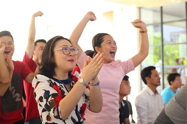 Cô Phạm Kim Hoàn - cô chủ nhiệm lớp 1 của Phạm Huy Hoàng hào hứng: Không ngờ những kiến thức cơ bản từ bậc Tiểu học mà Huy Hoàng vẫn ghi nhớ và áp dụng để trả lời câu hỏi một cách nhanh chóng. Ngay từ những ngày gặp Hoàng khi còn là một cậu nhóc 6 tuổi, tôi đã biết đây sẽ là một nhà vô địch. Chúc em sẽ luôn vững bước trên đường chinh phục đỉnh vinh quang.