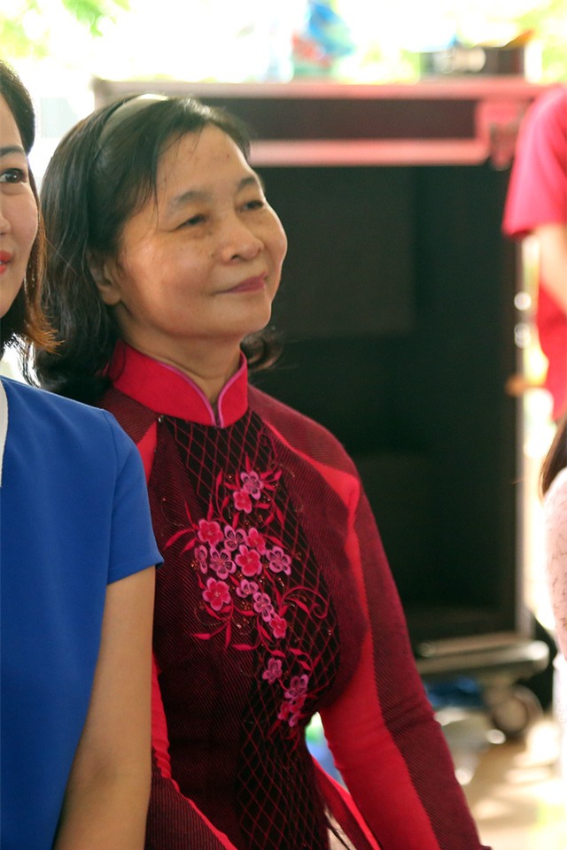 Cô Hoàng Thị Phúc - phụ huynh của Huy Hoàng chia sẻ sau khi xem phần thi Khởi động: Huy Hoàng có vẻ hơi vội và một chút tâm lý, nhưng con hãy bình tình và làm hết sức mình ở các phần thi sau. Khi đó, con đã chiến thắng chính mình rồi!