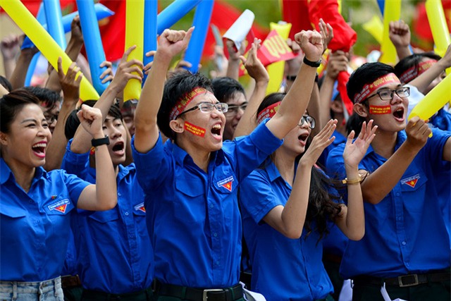 
Sự phấn khích của CĐV tại điểm cầu Bình Thuận khi Quốc Long khởi đầu khá ổn.
