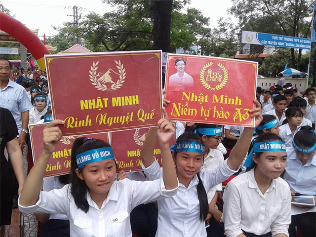 Học sinh trong trường mang khẩu hiệu cổ vũ cho Nhật Minh