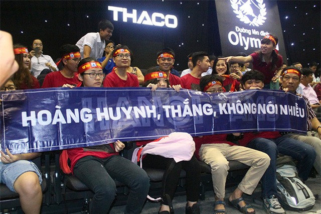 Đội cổ vũ trường Ams khá đông đảo. Cả lớp chuyên Lý mặc đồng phục, có mặt tại trường quay từ 7h30, mang theo băng rôn và băng đô cổ vũ.