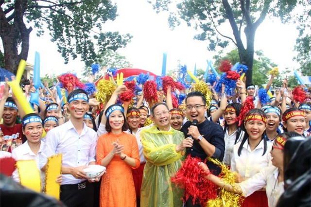 Ông nội và cô giáo của Nhật Minh cổ vũ cho em.