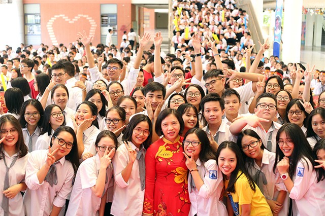 Cô Dương Tú Anh, hiệu phó trường THPT Chuyên HN Amsterdam cho biết: Ở trường, Huy Hoàng là một học sinnh giỏi toàn diện nhưng hơi trầm tính. Nhưng ẩn sau vẻ hiền lành, ít nói ấy là một quyết tâm giành chiến thắng, máu lửa trong cuộc thi Đường lên đỉnh Olympia nói chung và trận chung kết nói riêng. 3 phần thi vừa qua, khán giả và các bạn học, các thầy cô đã có thể thấy được điều ấy. Huy Hoàng là niềm tự hào của trường Hà Nội - Ams, và dù hôm nay kết quả có như thế nào, thầy cô và các bạn của gia đình Amser luôn ở bên và tự hào về con! Huy Hoàng chiến thắng!