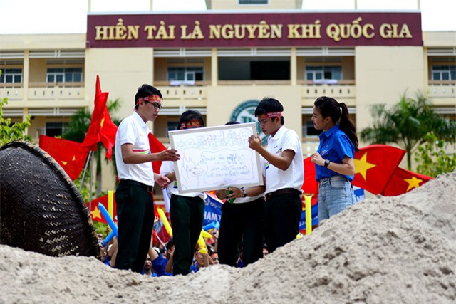 Những câu hỏi giao lưu tại các điểm cầu giúp không khí theo náo nhiệt